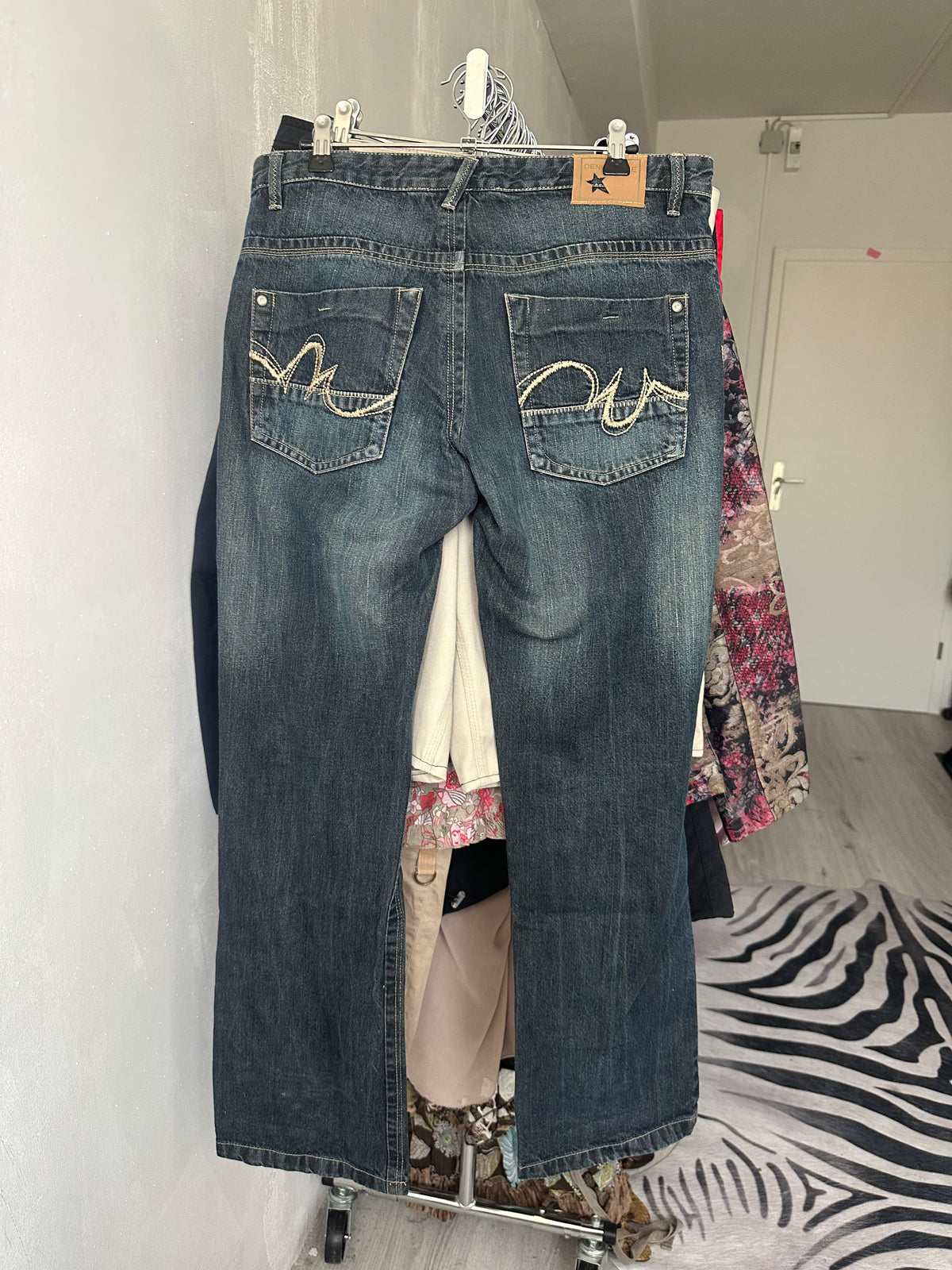 Denim pants with back pockets details