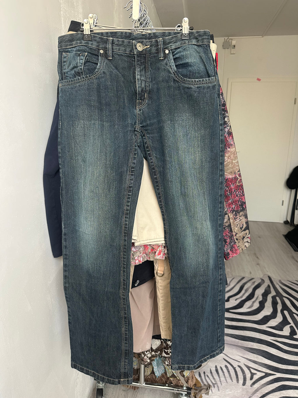 Denim pants with back pockets details