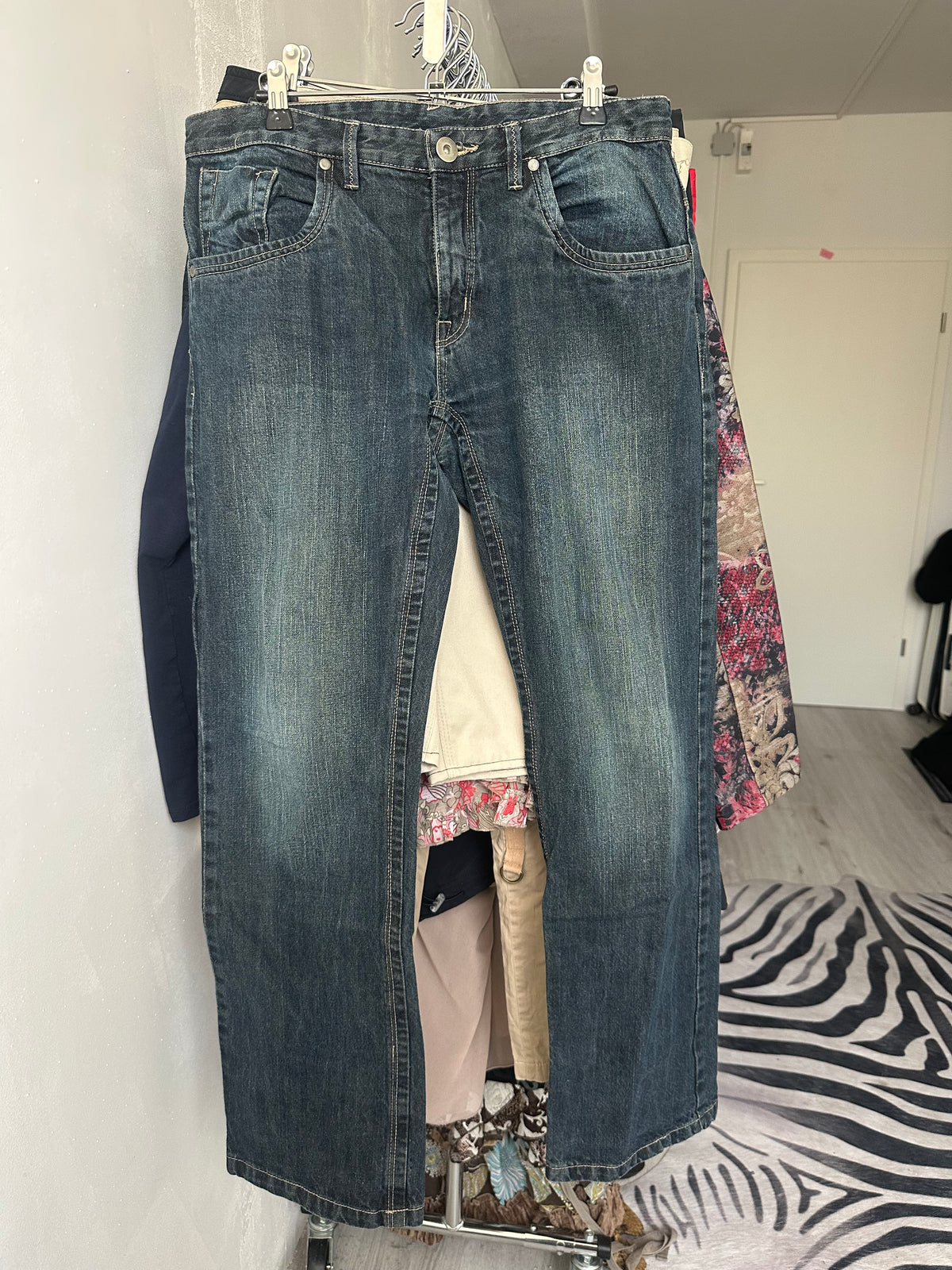 Denim pants with back pockets details